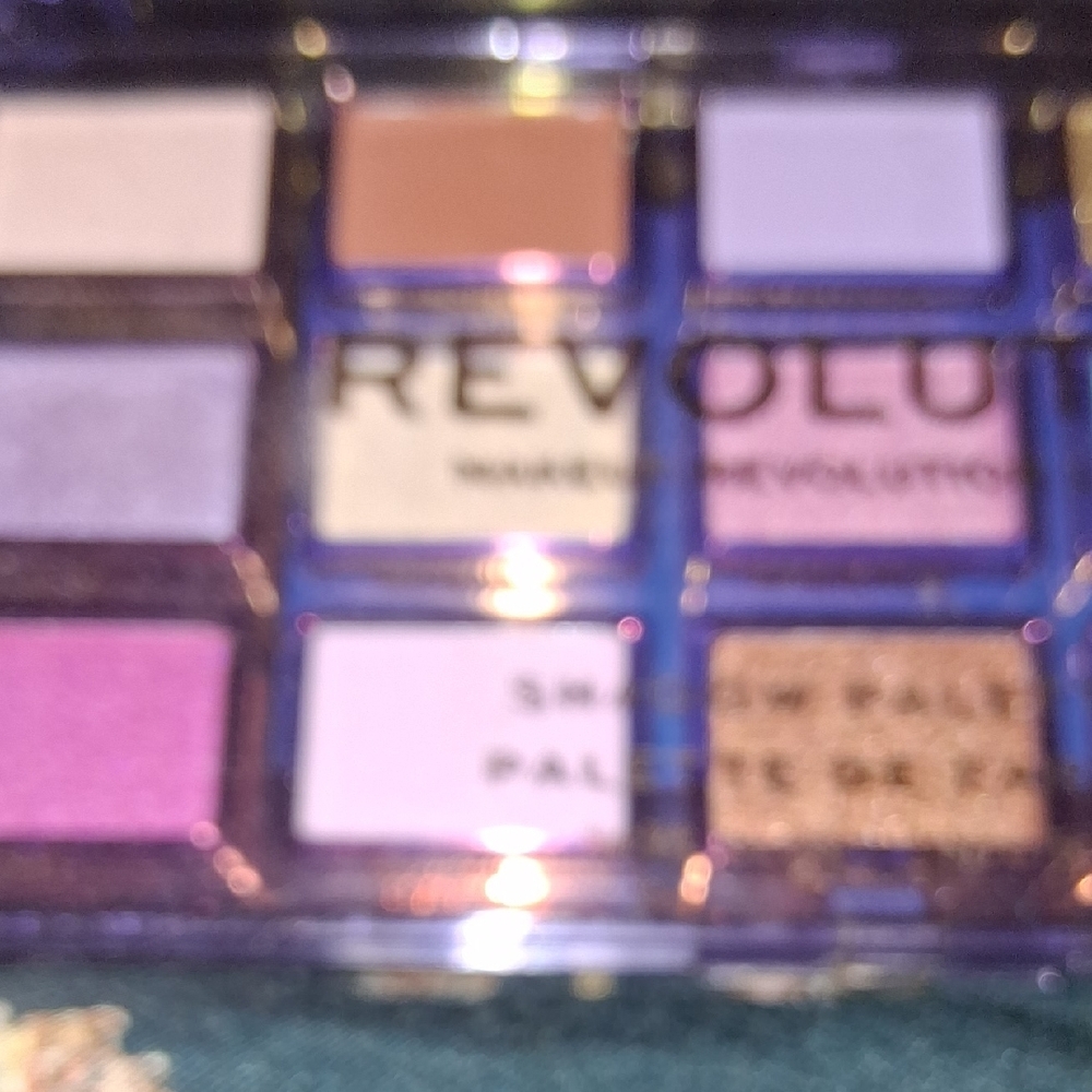 Revolution Reflective Eyeshadow Palette - Ultra Violet - Picture 4 of 6